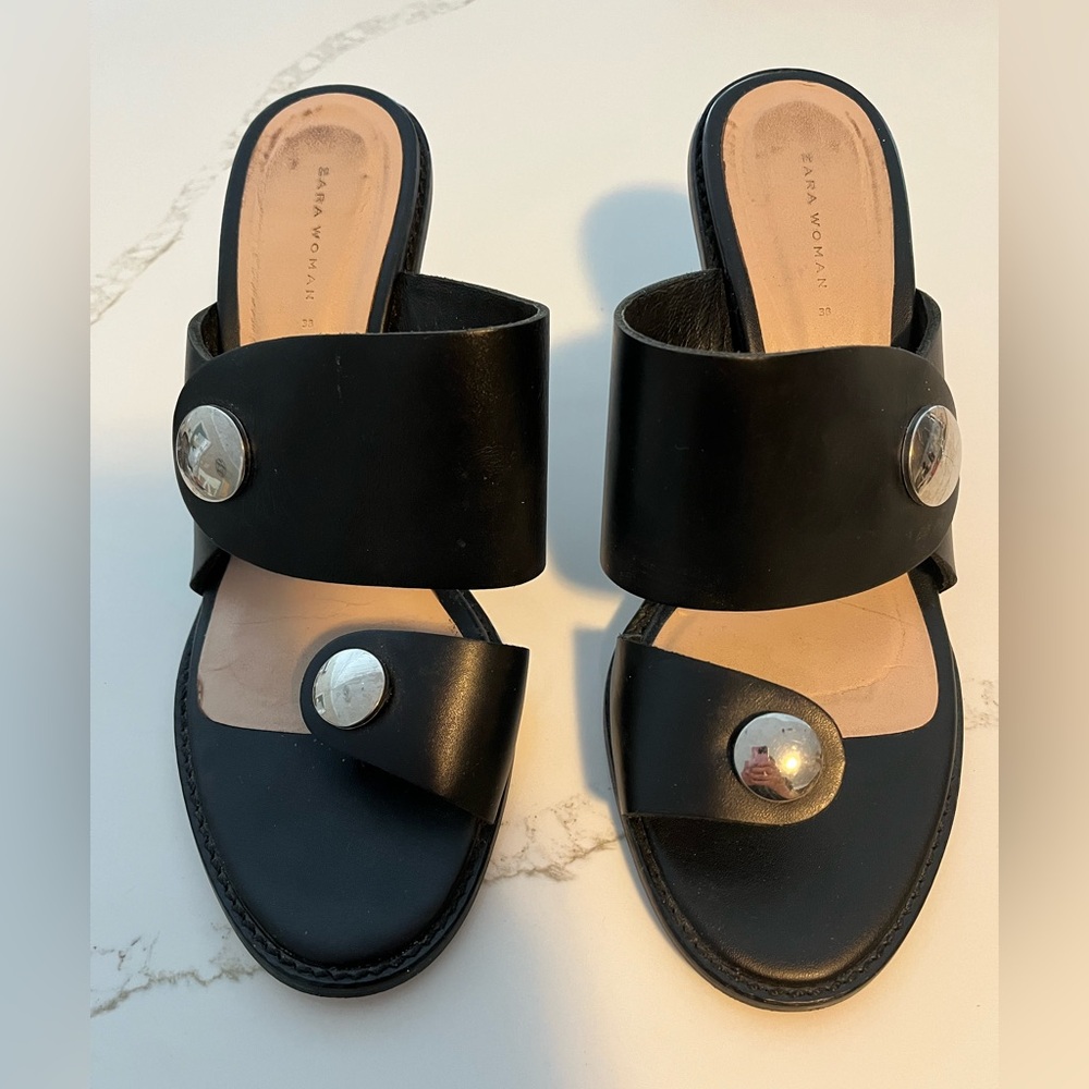 Sexy Size 7 sandals Simple but elegant Classic black and silver.